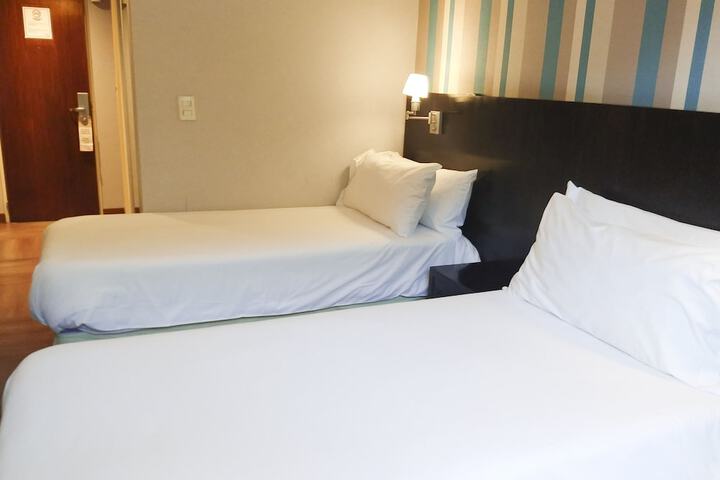 Room 10 of 28