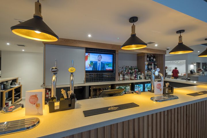 Lounge 74 of 96