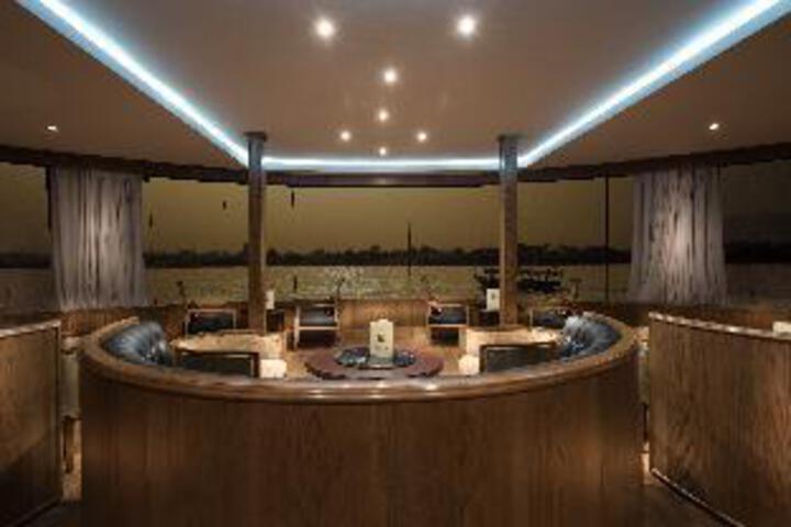 Lounge 8 of 12