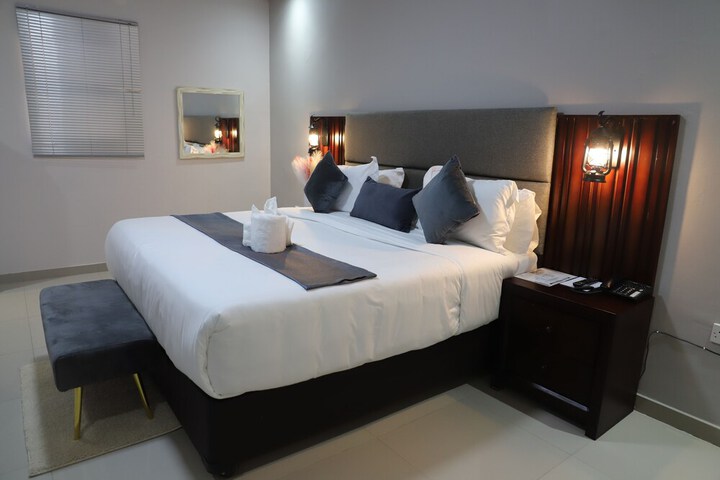 Room 4 of 6