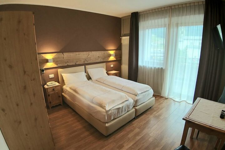 Room 32 of 77