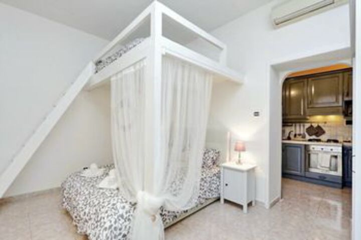 Room 16 of 38
