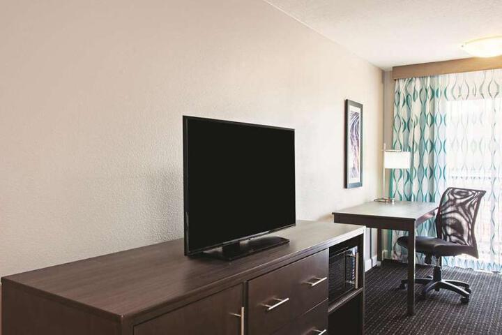 1 Queen Bed Mobility Accessible (7 of 7)