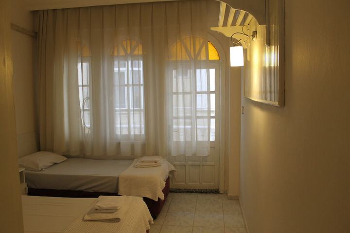 Room 13 of 28
