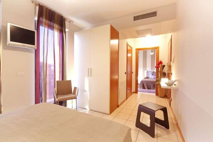 Room 4 of 28