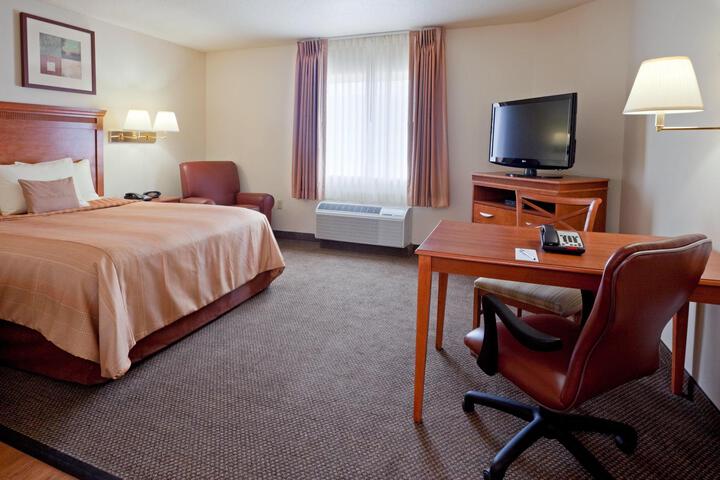 Studio Suite Queen Bed Accessible (17 of 24)