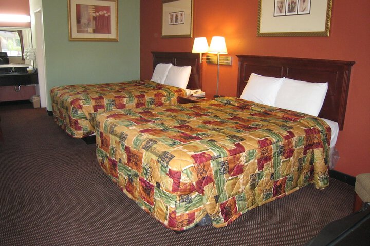 2 Queen Beds (2 of 4)