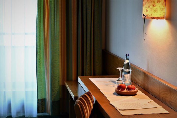 Room 5 of 18
