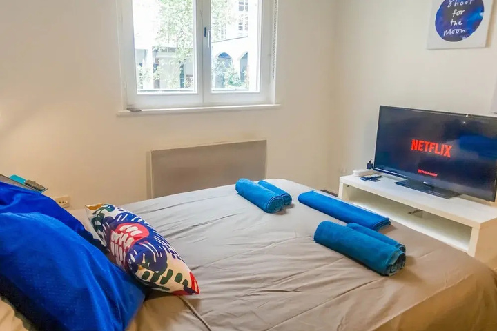 Room 6 of 10