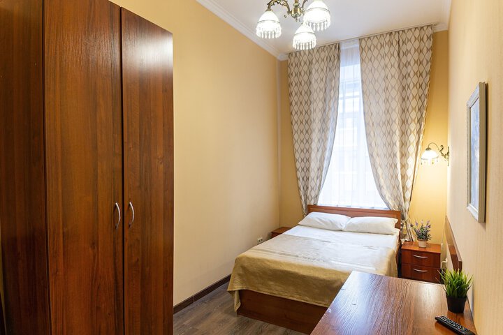 Room 12 of 176