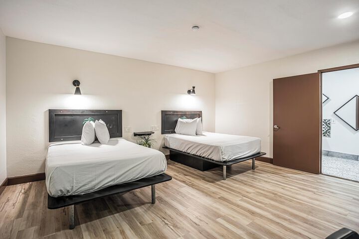 2 Double Beds (11 of 15)