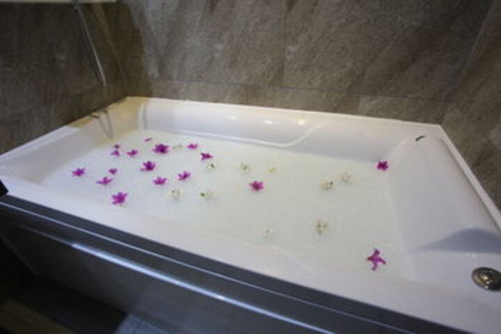 Deep Soaking Bathtub