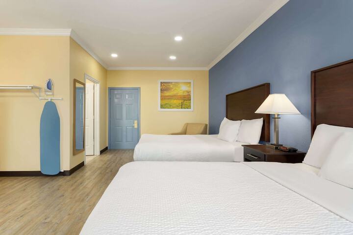 2 Queen Beds (3 of 9)