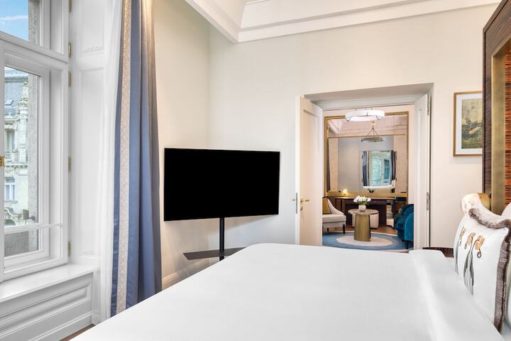 Room 18 of 169