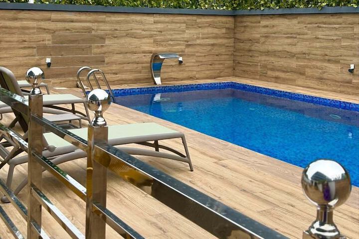 Pool 10 of 28