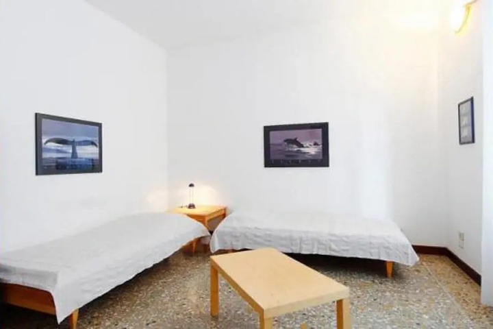 Room 2 of 10