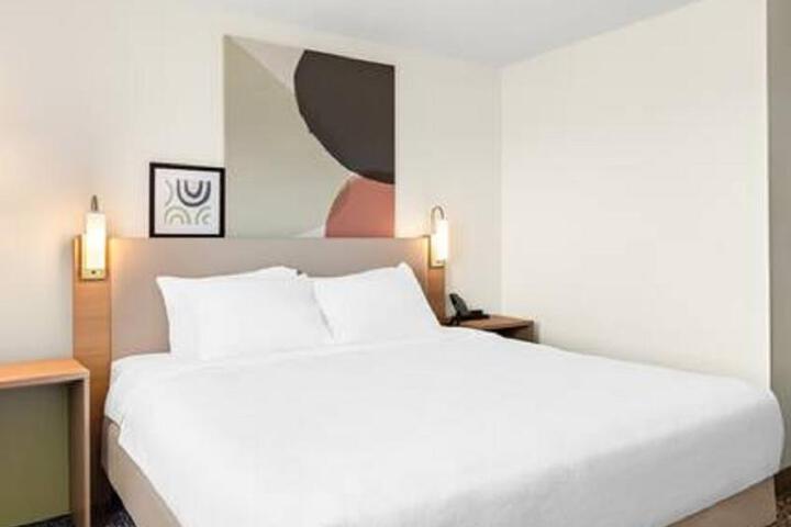 1 King Bed (2 of 23)