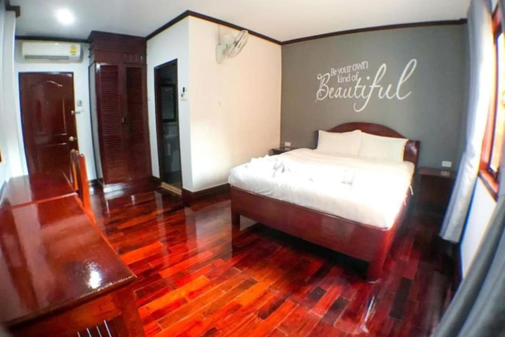 Room 6 of 15