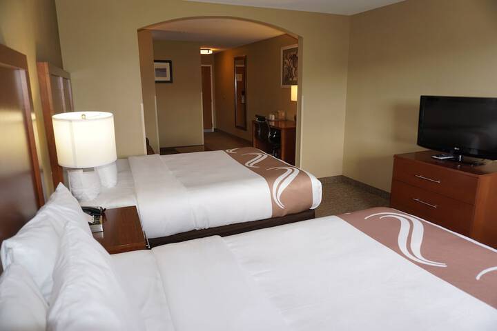 2 Queen Beds (8 of 14)