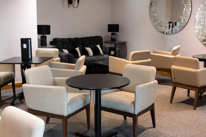 Lounge 45 of 59