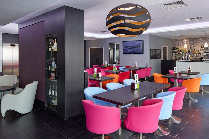 Lounge 52 of 77