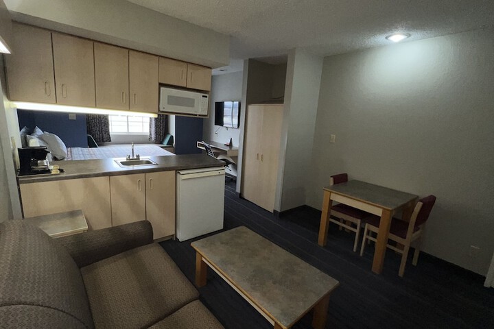 Suite Queen Bed Kitchen (3 of 7)