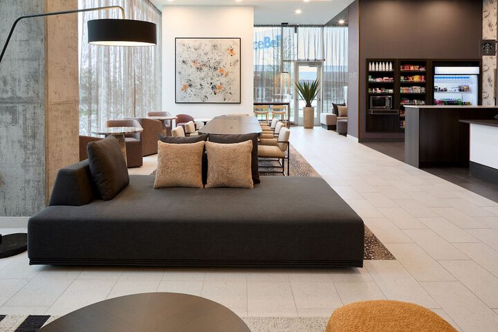 Lounge 42 of 51