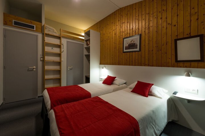 Room 8 of 28