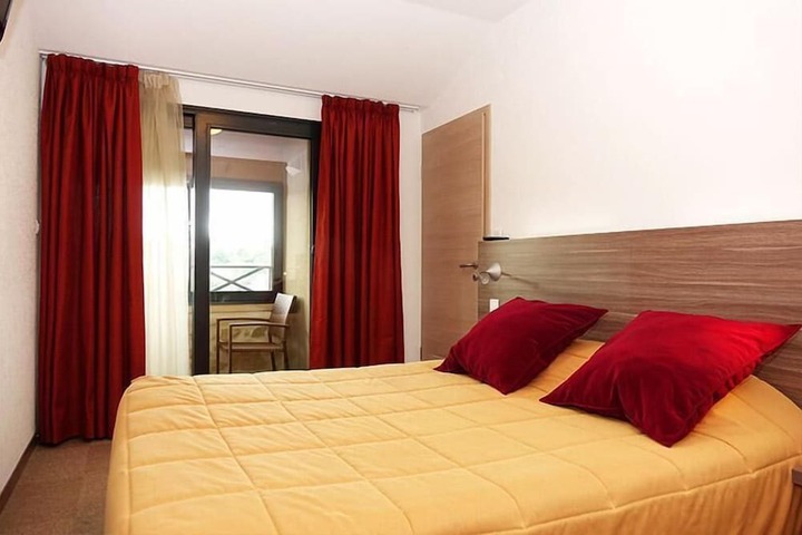 Room 2 of 8
