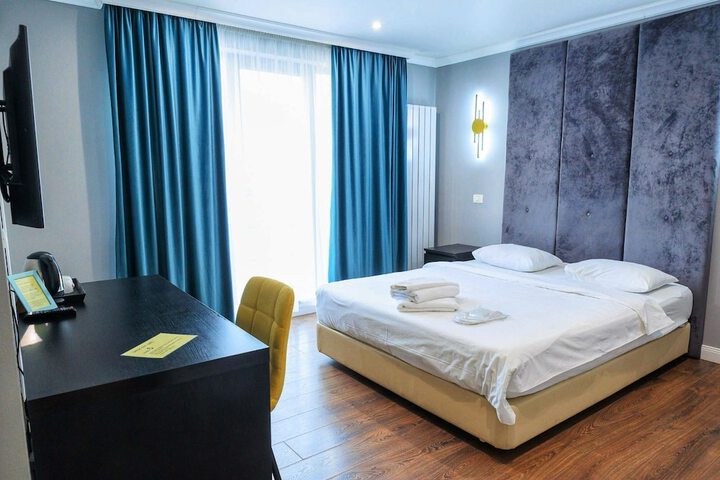 Room 9 of 25
