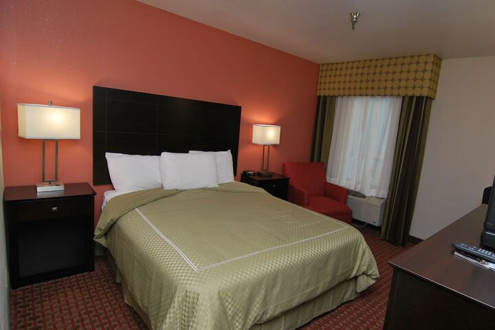 1 Queen Bed (5 of 13)