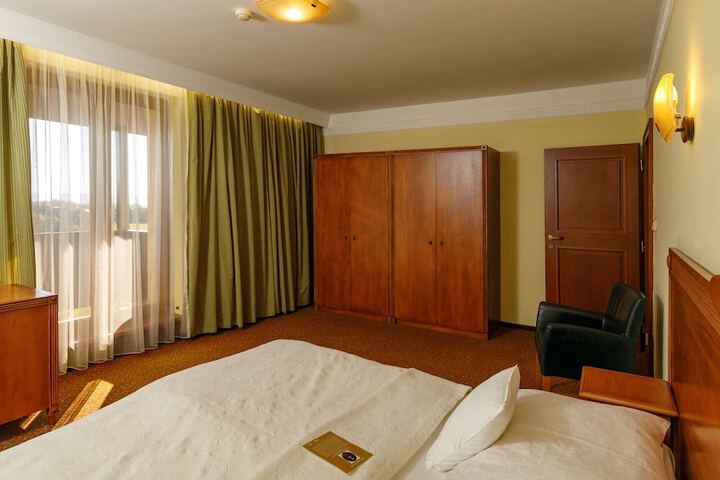 Room 9 of 48