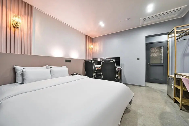 Room 3 of 17