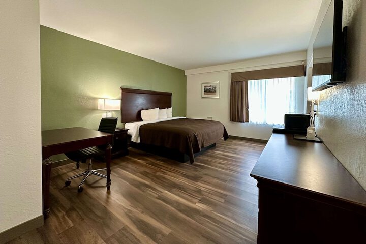 1 Queen Bed Accessible Room (4 of 10)