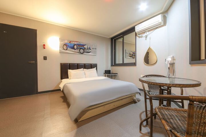 Room 2 of 118