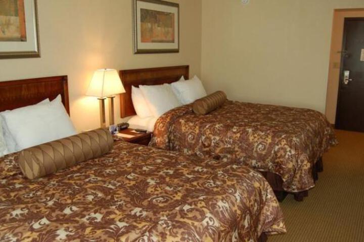 2 Queen Beds (2 of 6)