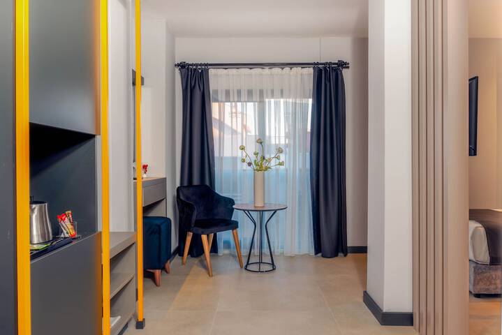 Room 5 of 16