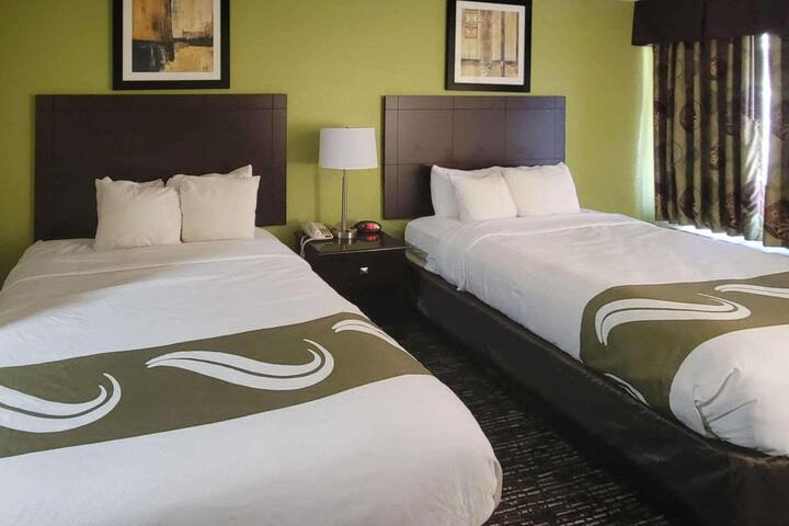 2 Queen Beds (2 of 6)
