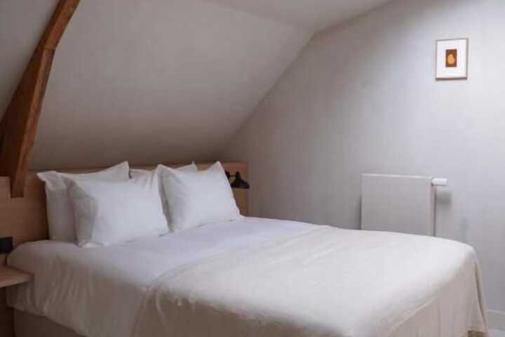 Room 6 of 74