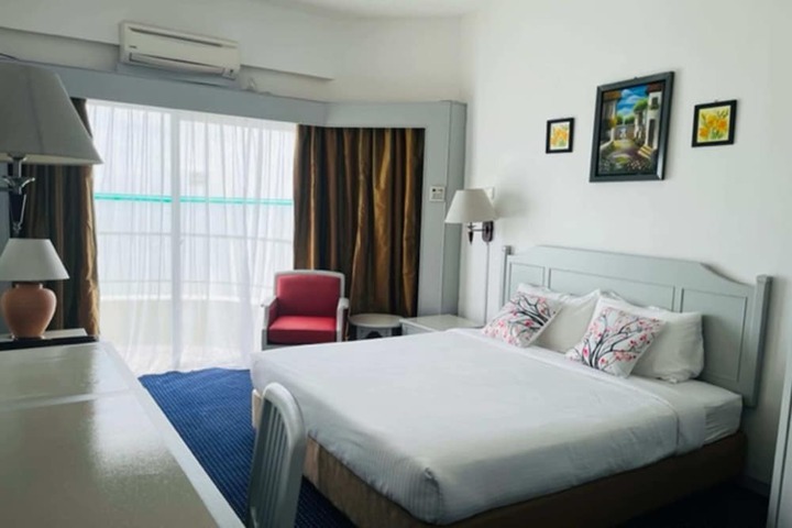 Room 103 of 650