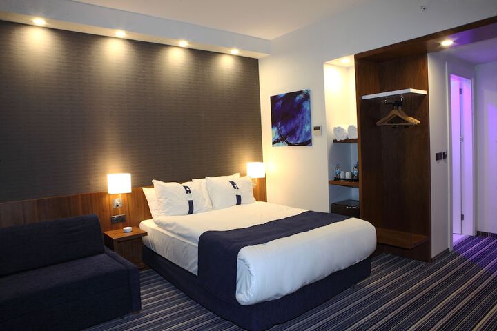 Room 2 of 48