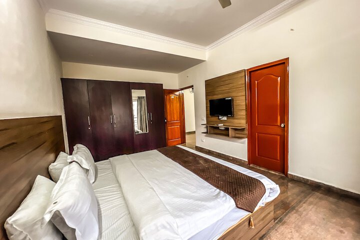 Room 32 of 76