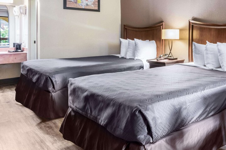 2 Double Beds (7 of 8)