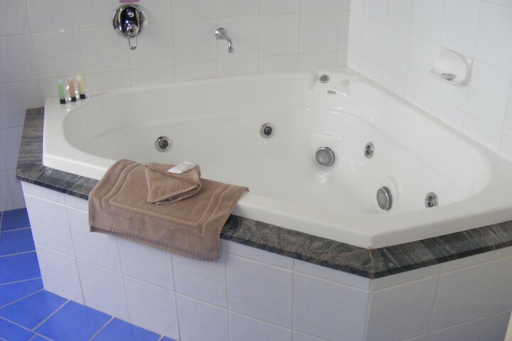 Hot Tub 15 of 18