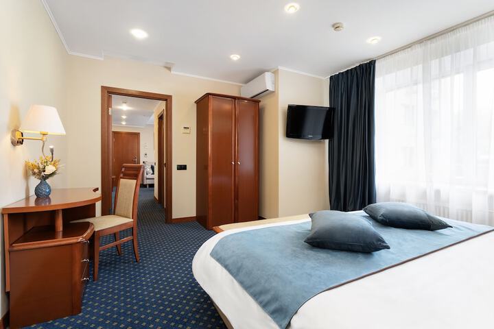 Room 16 of 28