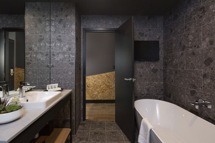 Deep soaking bathtub