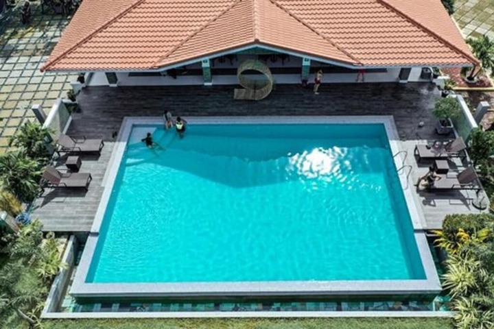 Pool 20 of 38