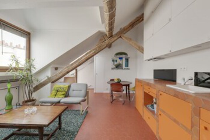 Room 4 of 12