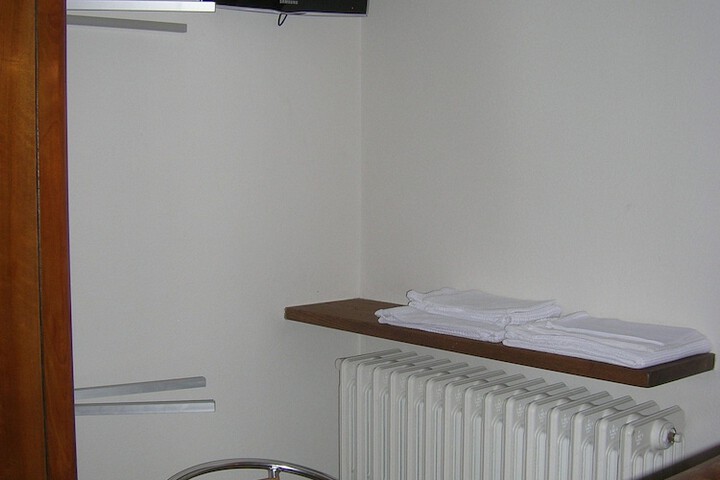 Room 7 of 32