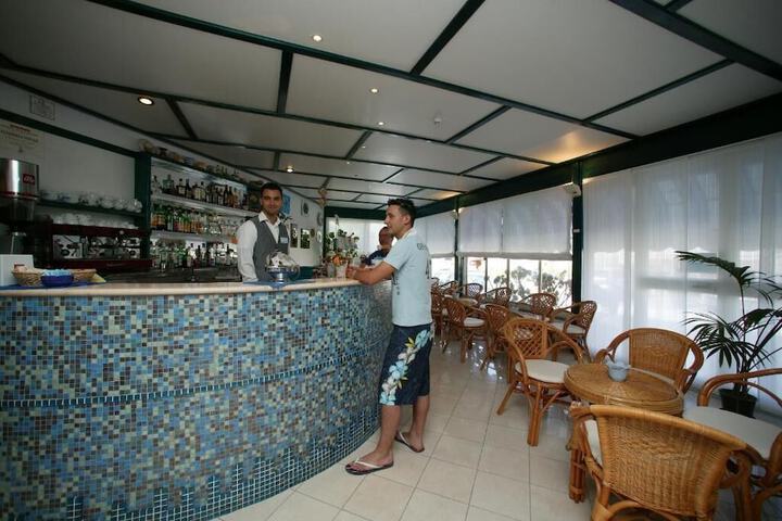 Lounge 44 of 61